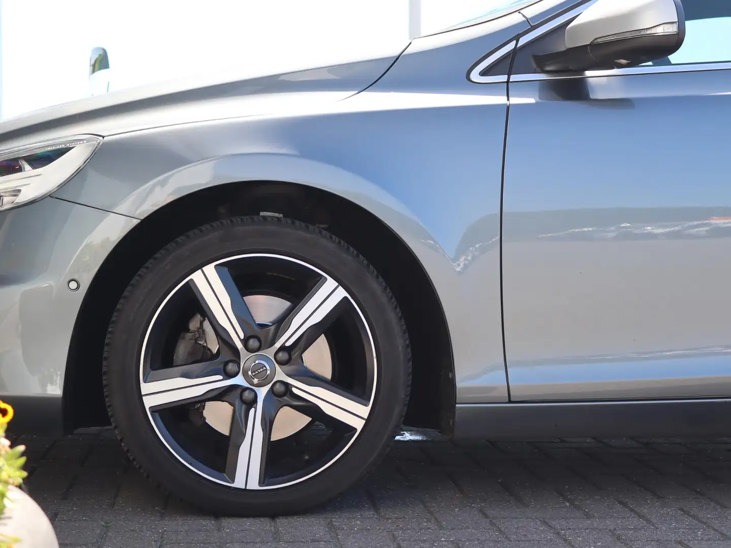 Volvo V40 2.0 T4 190 pk Business Sport R-Design | Panoramada Grijs - 2