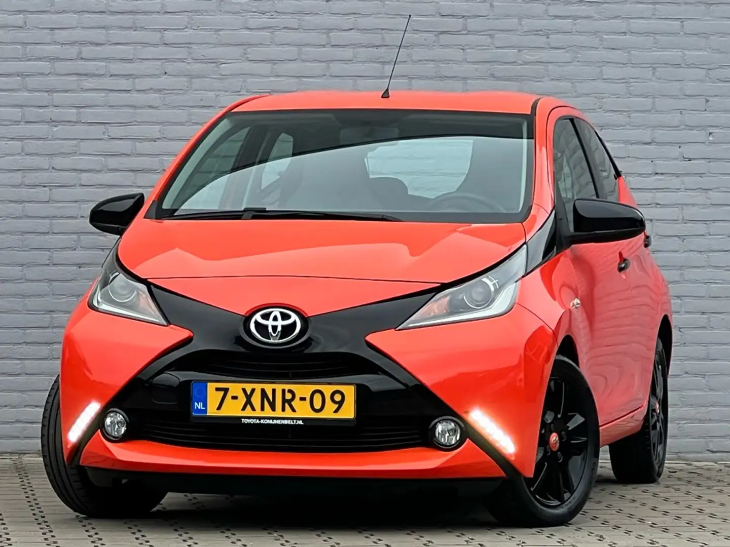 Toyota Aygo 1.0 VVT-i X-Cite 5-deurs | Navi | NL auto Oranje - 2