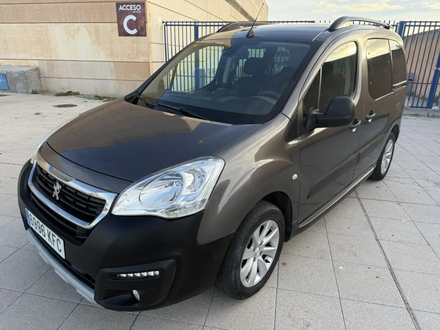 Peugeot Partner Tepee 1.6BlueHDI Outdoor 100 Beige - 1