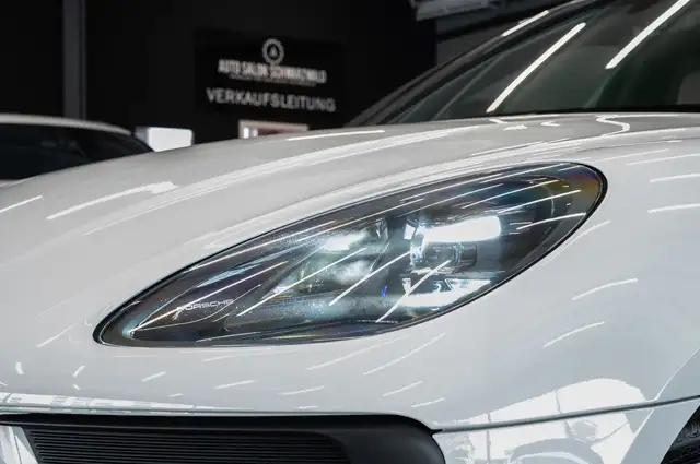 Porsche Macan view 4