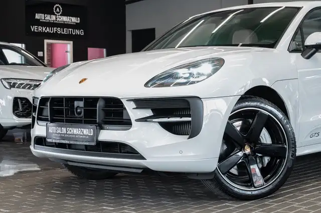 Porsche Macan view 3