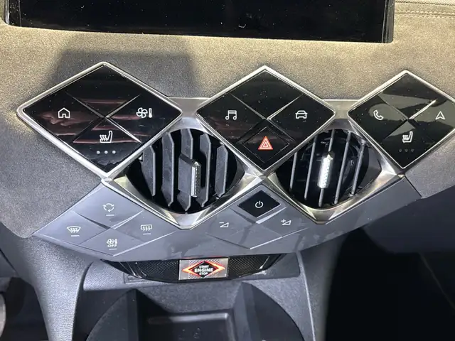 DS Automobiles DS 3 view 12