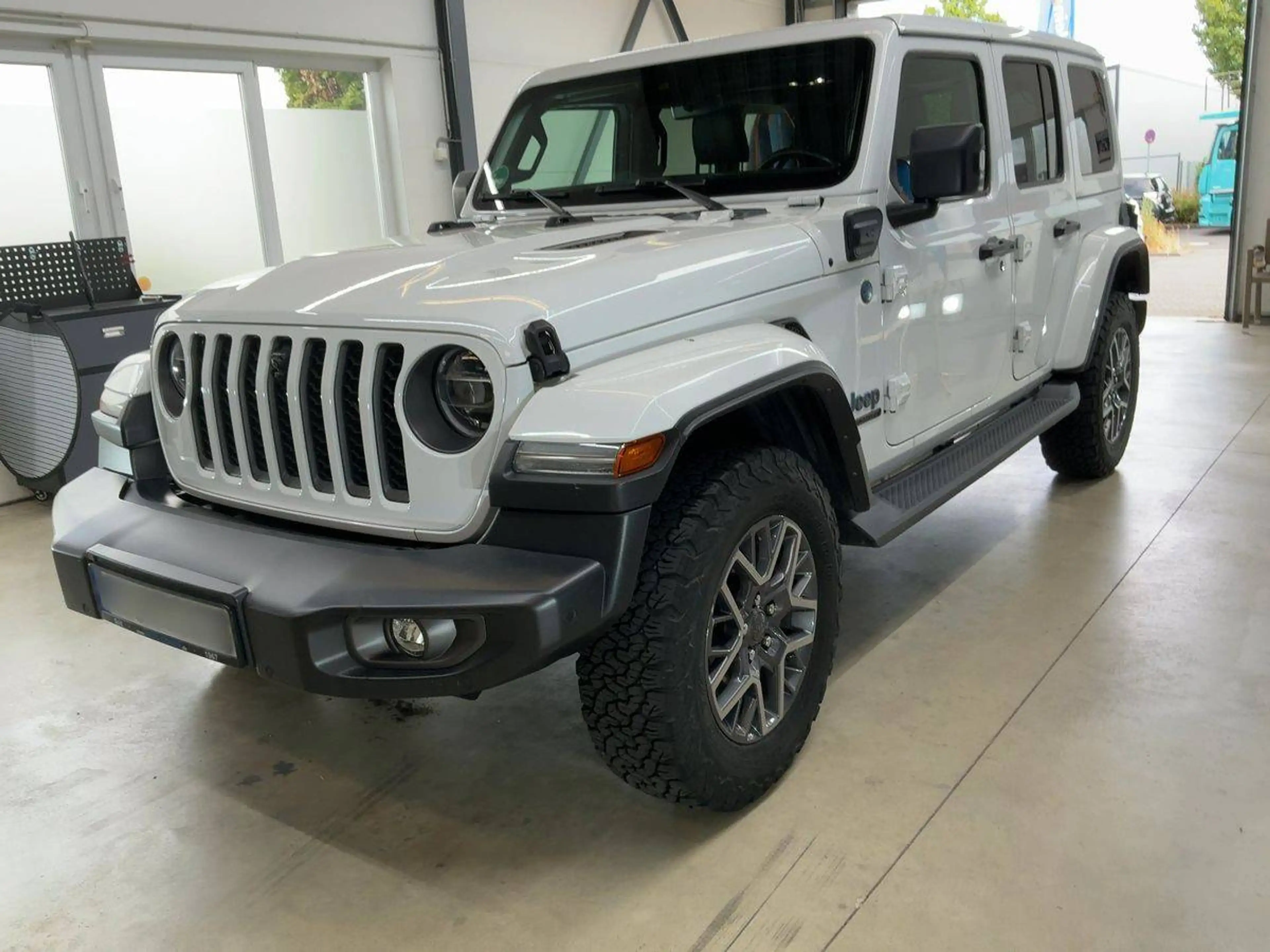 Jeep Wrangler Plug-In Hybrid 80th Anniversary 4xe — photo 4