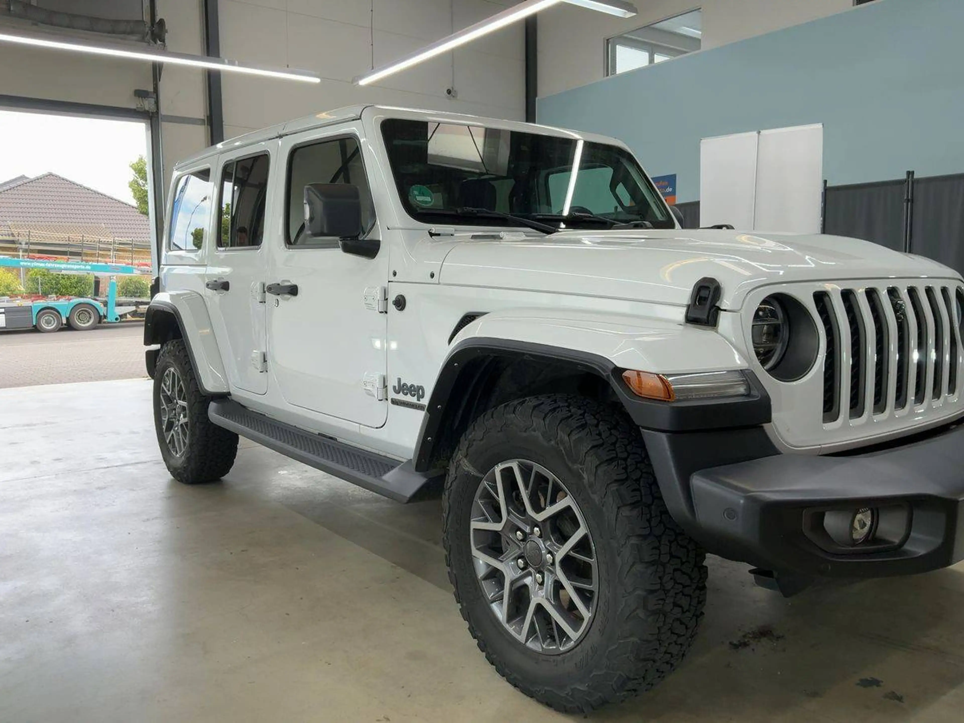 Jeep Wrangler Plug-In Hybrid 80th Anniversary 4xe — photo 3