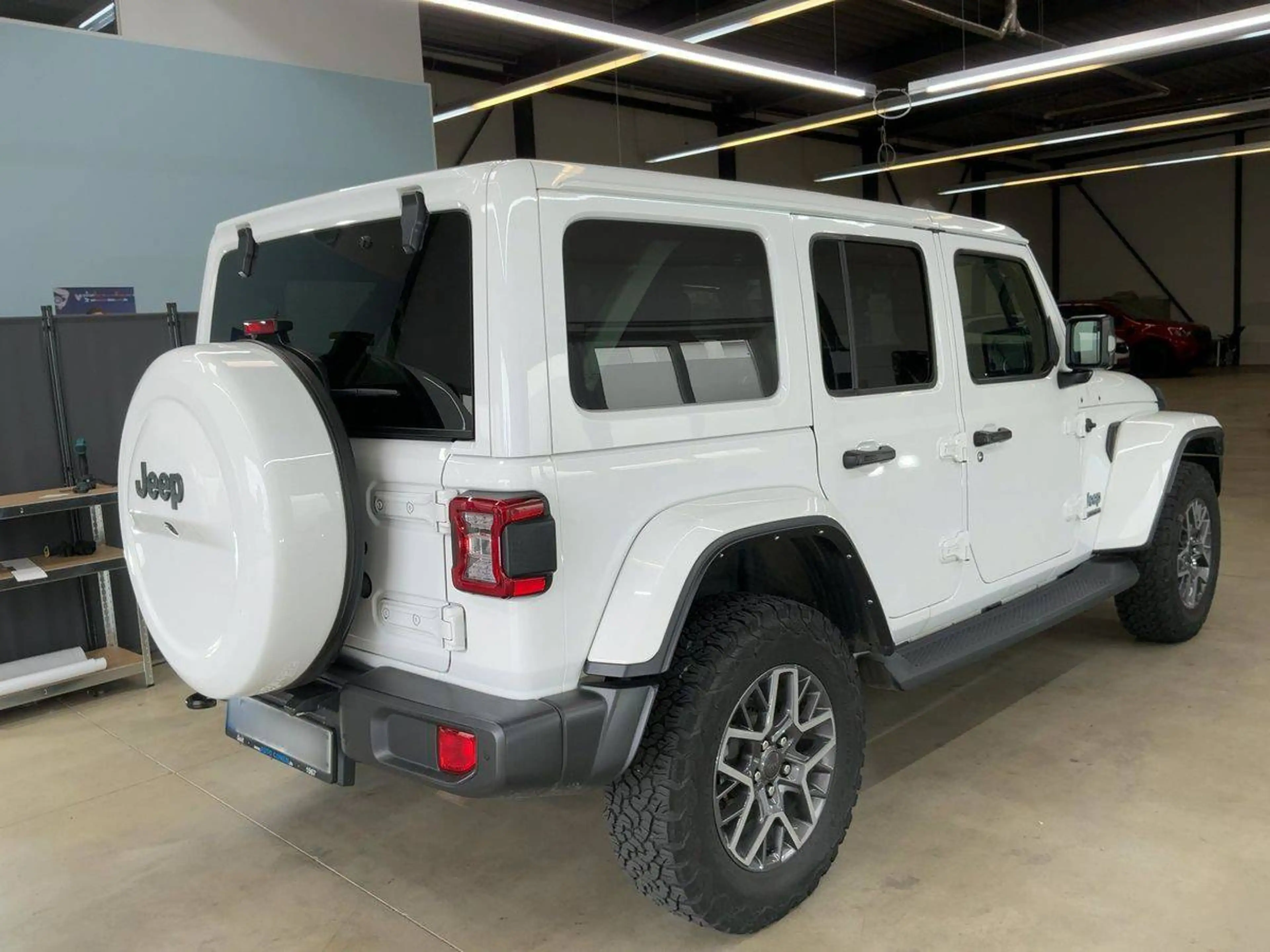 Jeep Wrangler Plug-In Hybrid 80th Anniversary 4xe — photo 9