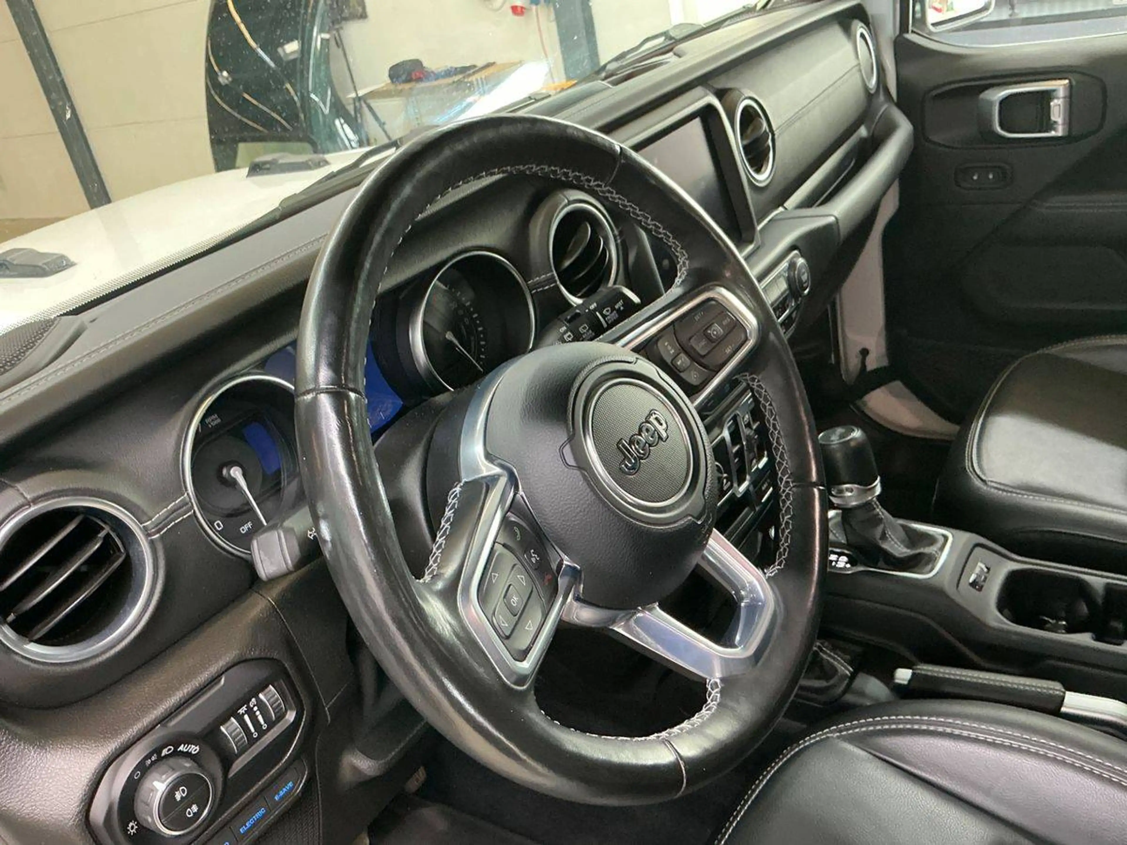 Jeep Wrangler Plug-In Hybrid 80th Anniversary 4xe — photo 14