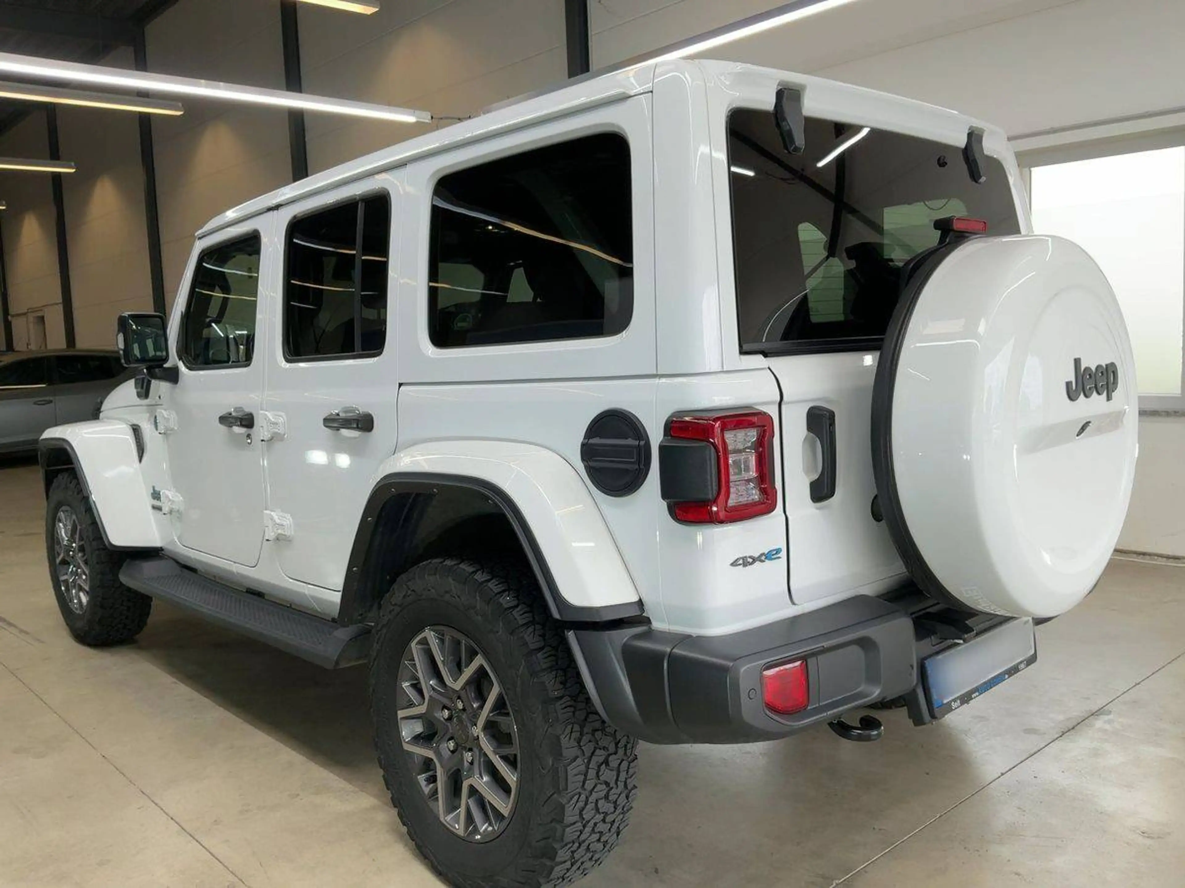 Jeep Wrangler Plug-In Hybrid 80th Anniversary 4xe — photo 2