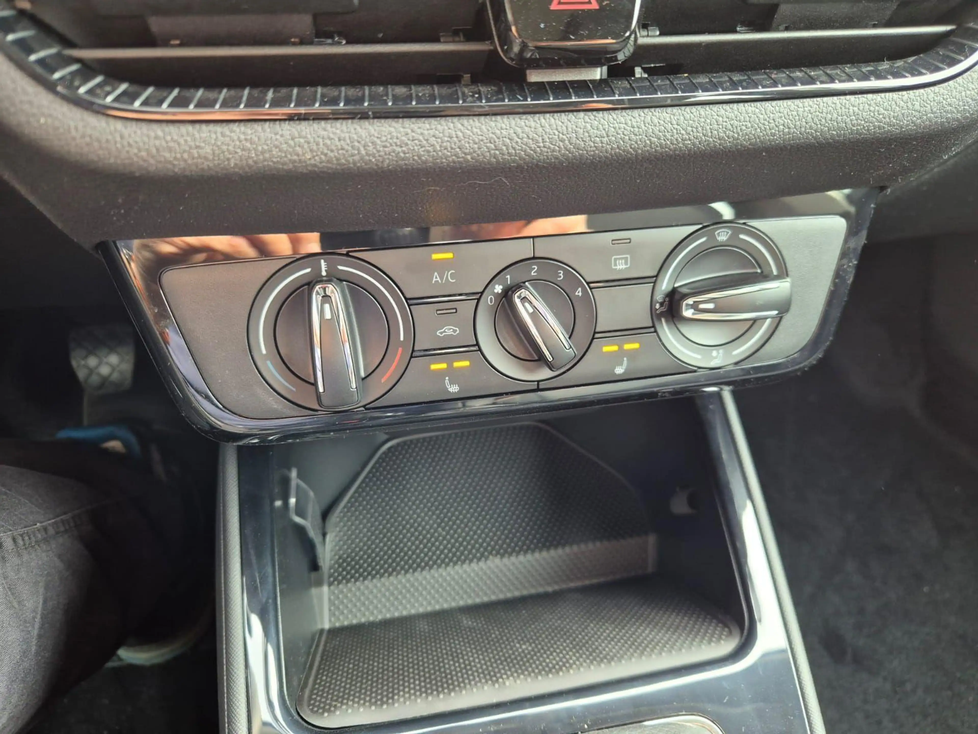 Skoda Fabia 1.0 TSI 95PS Selection 5-türig Rückf.Kamera Par... — photo 21