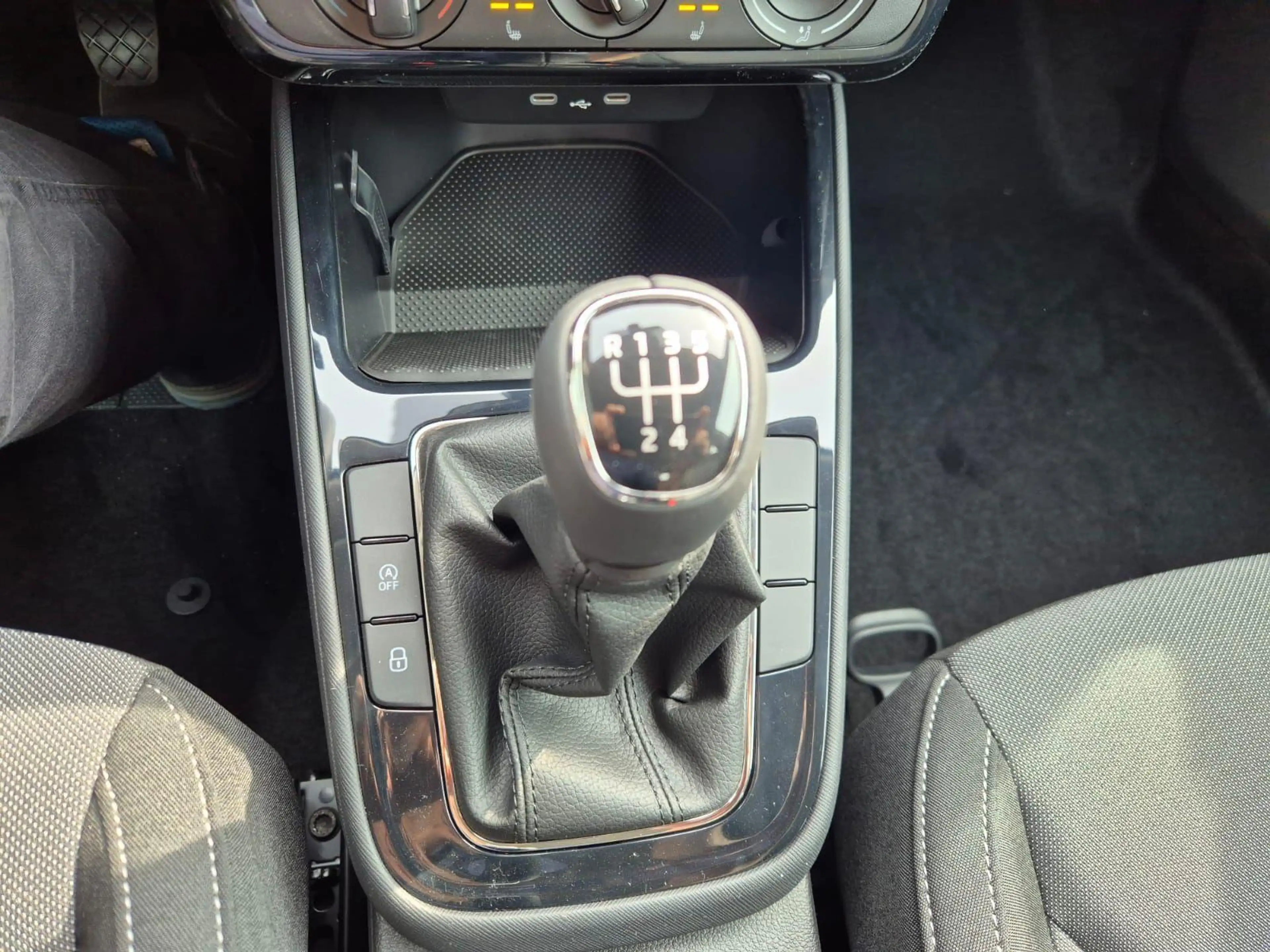 Skoda Fabia 1.0 TSI 95PS Selection 5-türig Rückf.Kamera Par... — photo 22