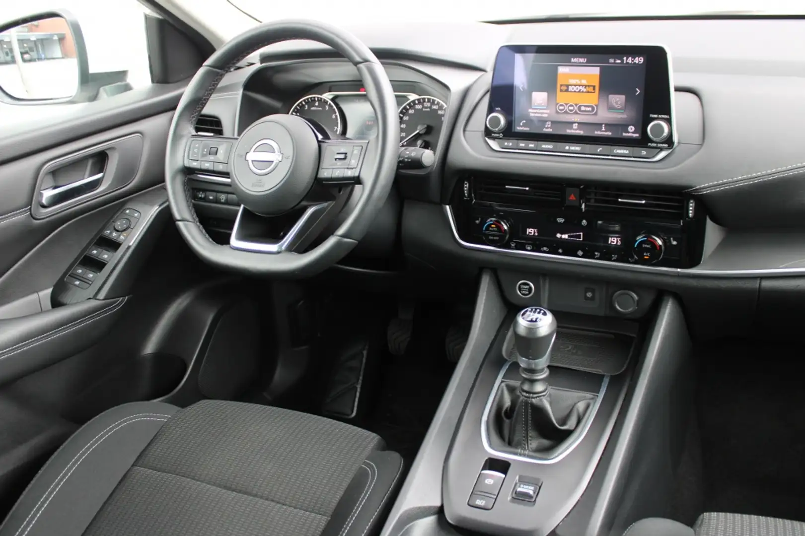 Nissan Qashqai 1.3 MHEV Acenta + Stoel -/ Stuur & Voorruit verwar Wit - 2