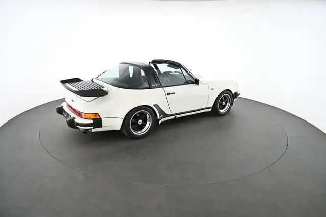 Porsche 911 view 4