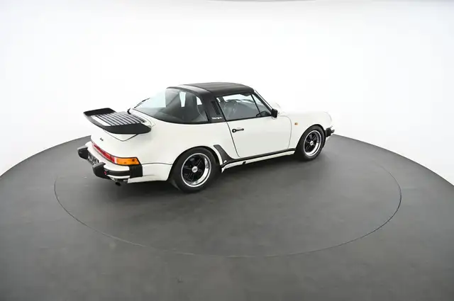 Porsche 911 view 16