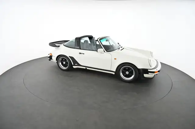Porsche 911 view 8