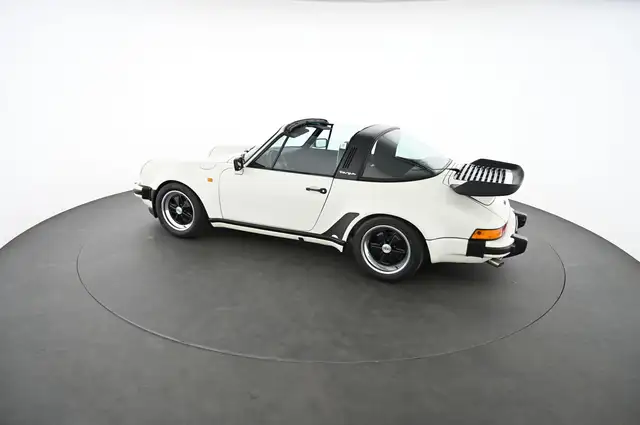 Porsche 911 view 7