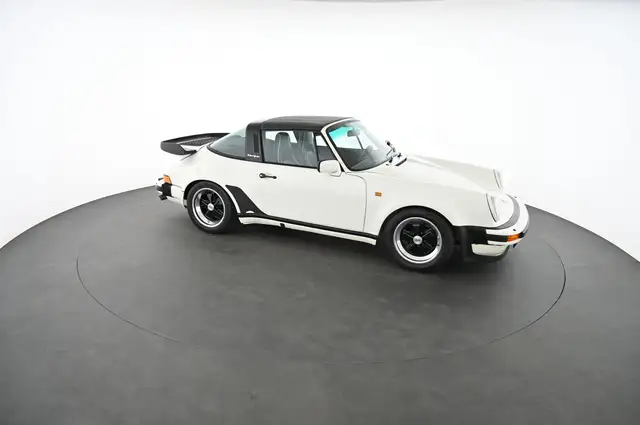 Porsche 911 view 20