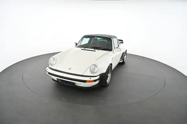 Porsche 911 view 23
