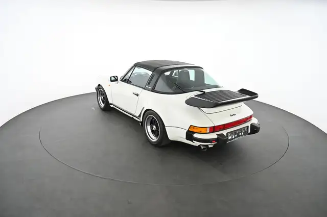 Porsche 911 view 21