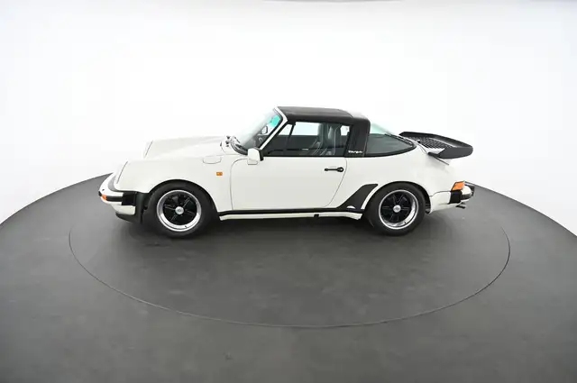 Porsche 911 view 17