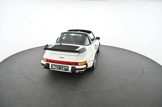Porsche 911 view 12