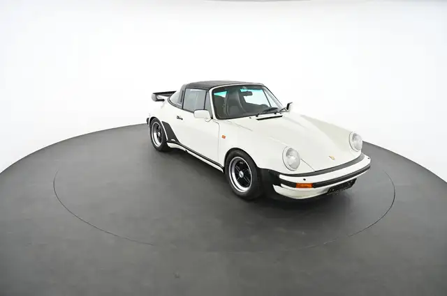 Porsche 911 view 22