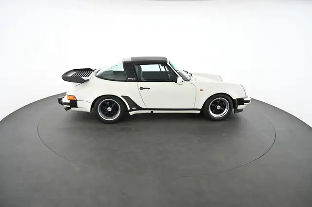 Porsche 911 view 18