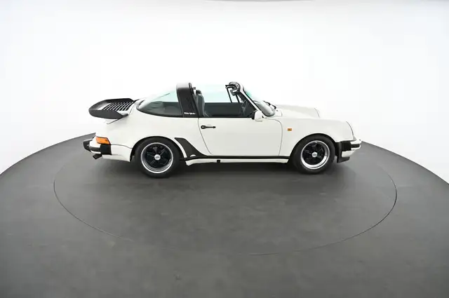 Porsche 911 view 6