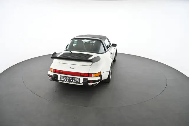 Porsche 911 view 24