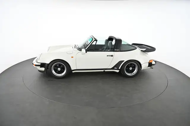 Porsche 911 view 5