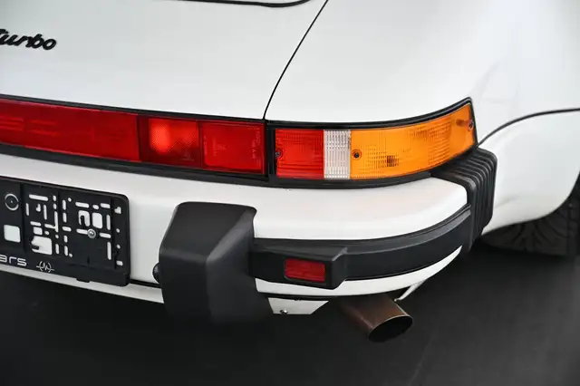 Porsche 911 view 26
