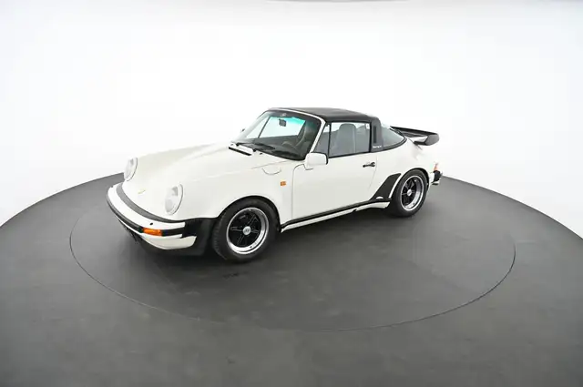 Porsche 911 view 15