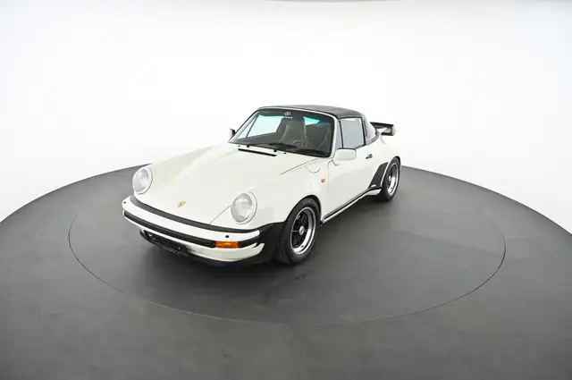 Porsche 911 view 13