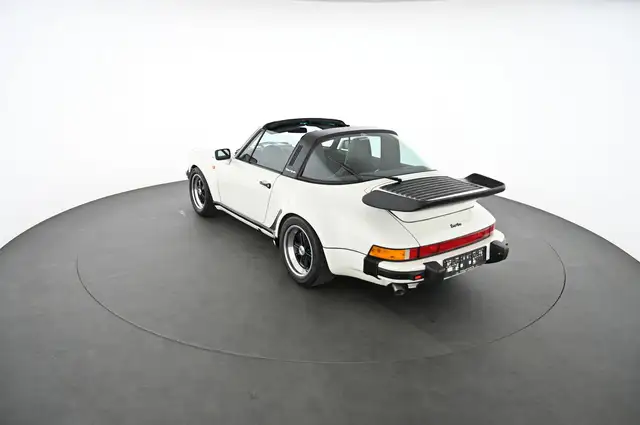 Porsche 911 view 9