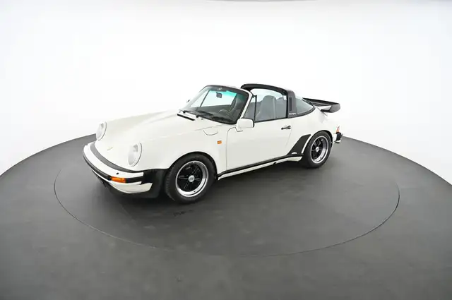 Porsche 911 view 3