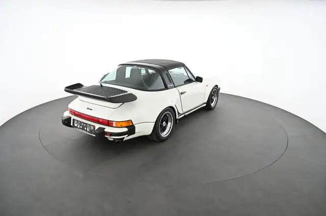 Porsche 911 view 14