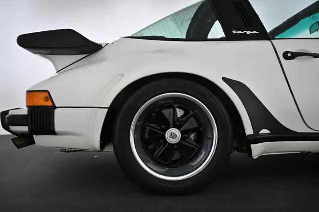 Porsche 911 view 28