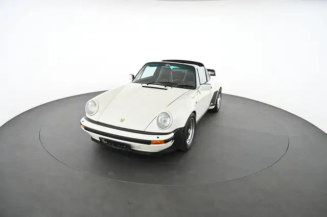 Porsche 911 view 11