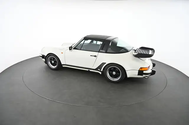 Porsche 911 view 19