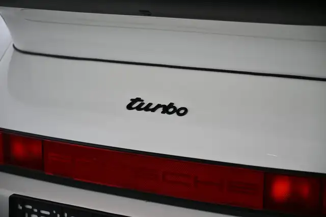 Porsche 911 view 25