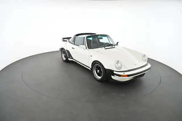 Porsche 911 view 10