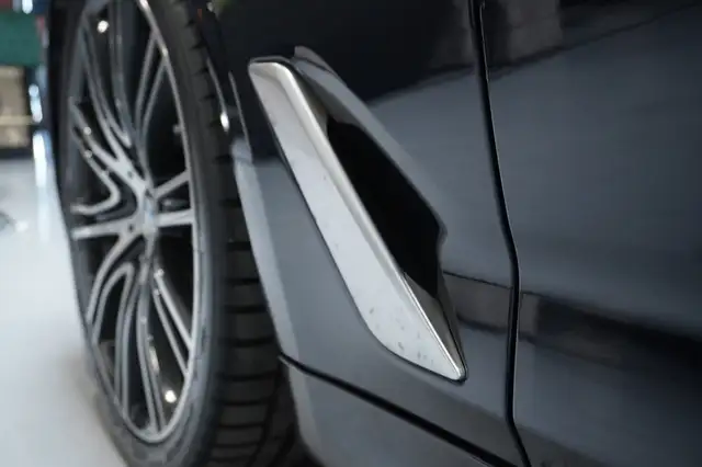 BMW 5 Series view 9
