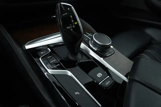 BMW 5 Series view 16