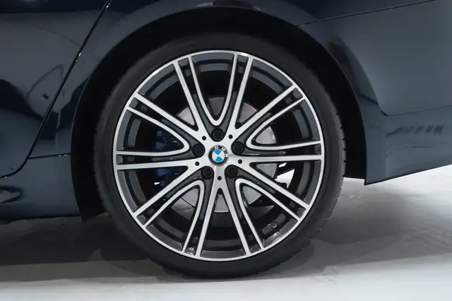 BMW 5 Series view 10