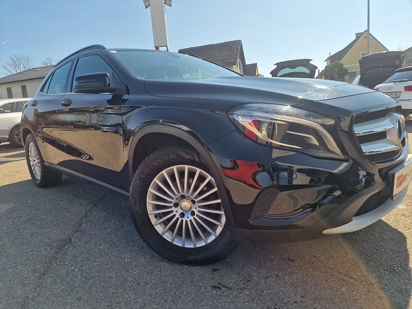 Mercedes-Benz GLA 200 d Aut. 4 Matic Schwarz - 1