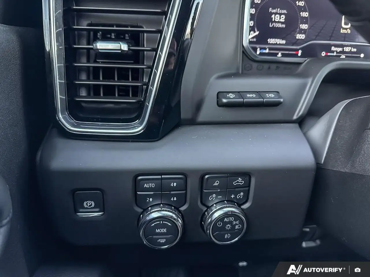 GMC Sierra 3500HD снимка GMC Sierra 3500HD
