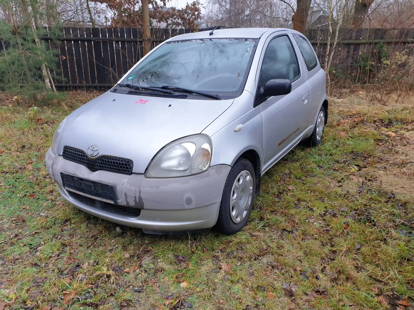 Toyota Yaris Yaris 1.0 linea Servo WR Stříbrná - 1