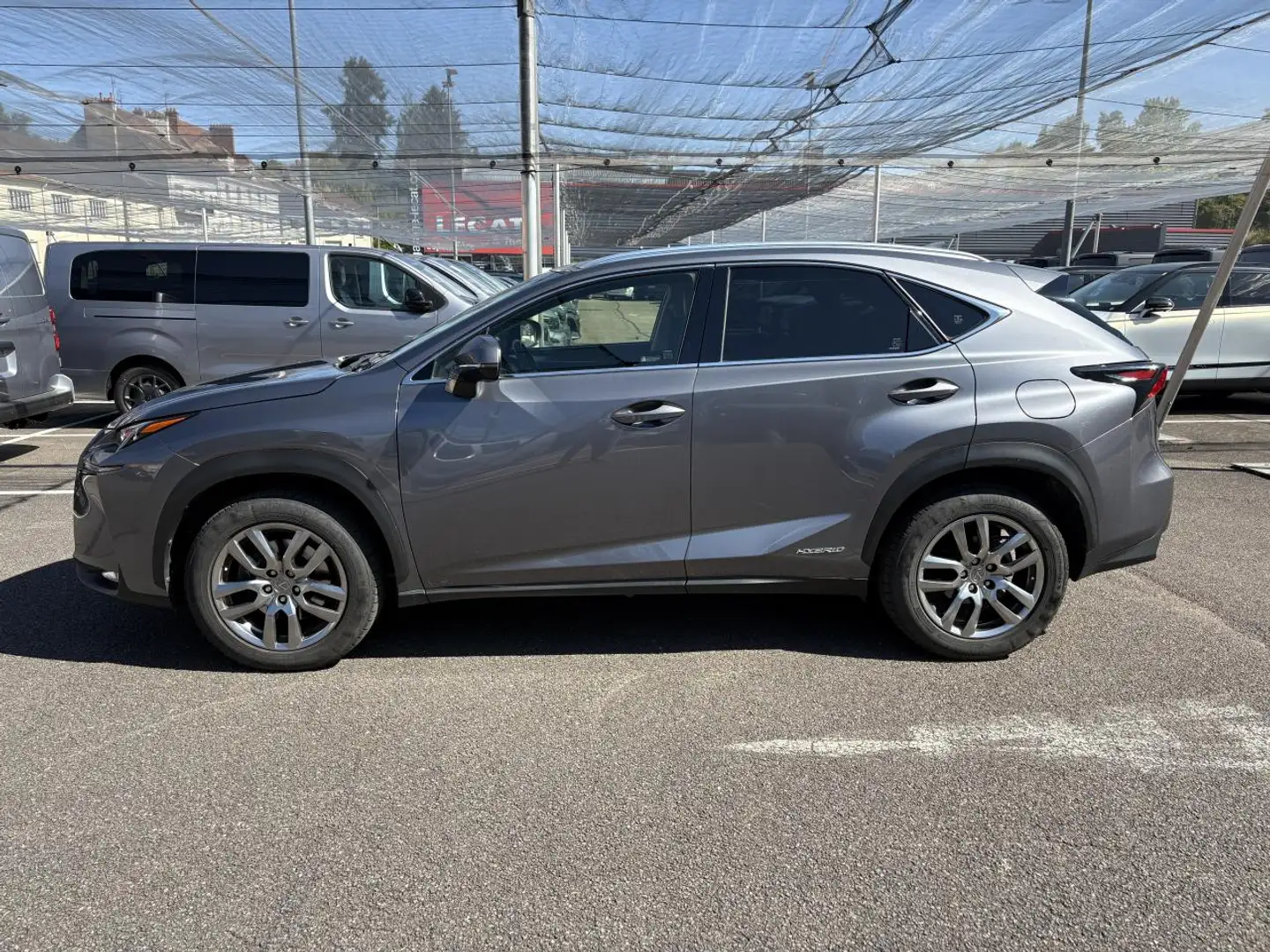 Lexus NX 300h 2.5 300H LUXE 4WD AUTO AVEC ATTELAGE Grau - 2