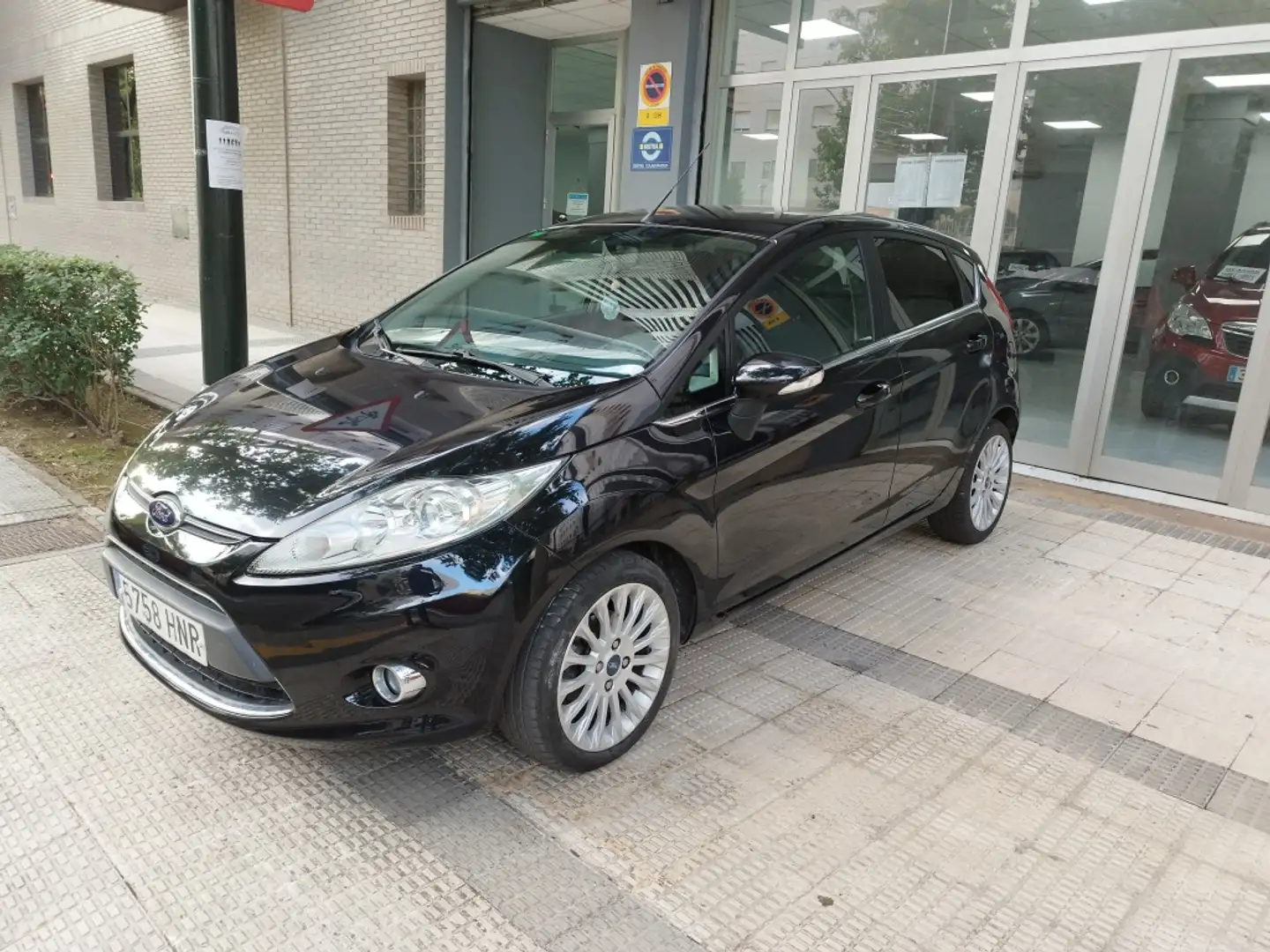 Ford Fiesta 1.6 TDCi Titanium Zwart - 1