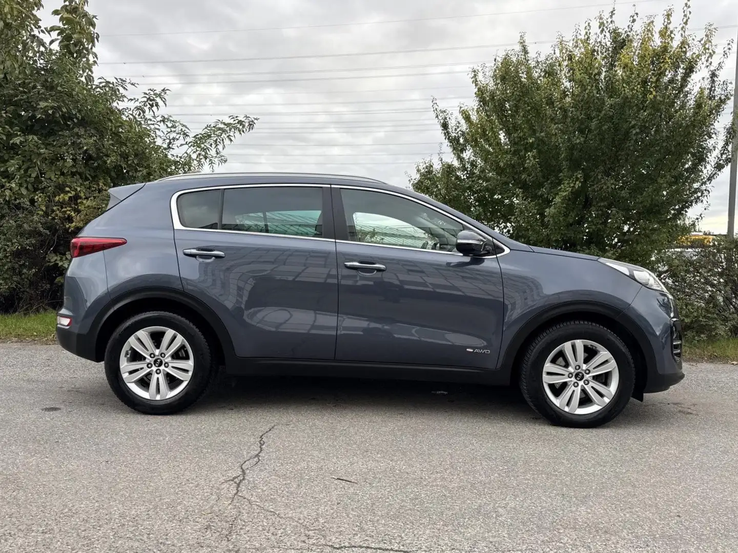 Kia Sportage 2,0CRDI AWD Aut. CarPlay RKamera Navi LED 1.Besitz Grau - 2
