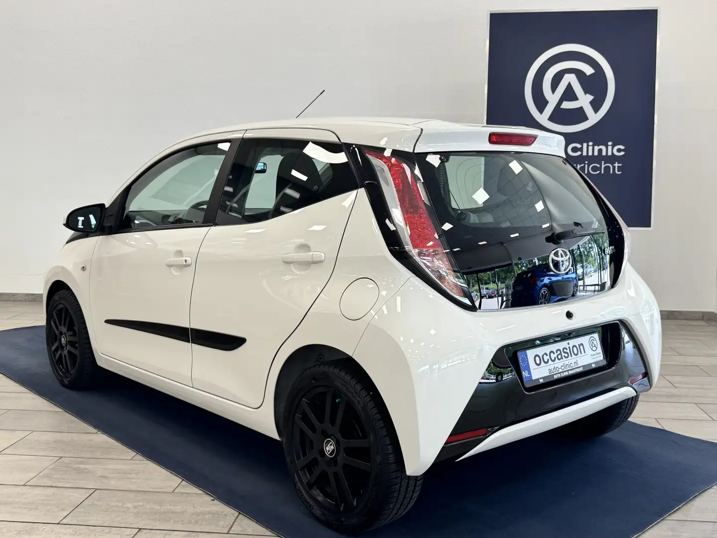 Toyota Aygo 1.0 VVT-i x-play Wit - 2