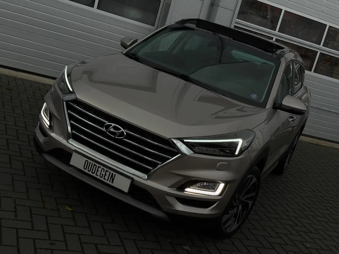 Hyundai TUCSON 1.6 T-GDI PREMIUM / TREKHAAK / CARPLAY / PANO / 36 Beige - 2